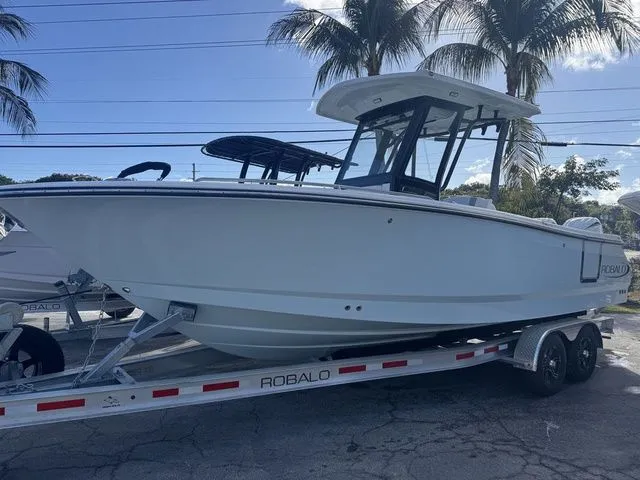 Slide: The Image of Robalo R250 Center Console 2026 - 6