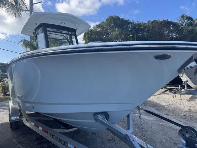Slide: The Image of Robalo R250 Center Console 2026 - 7