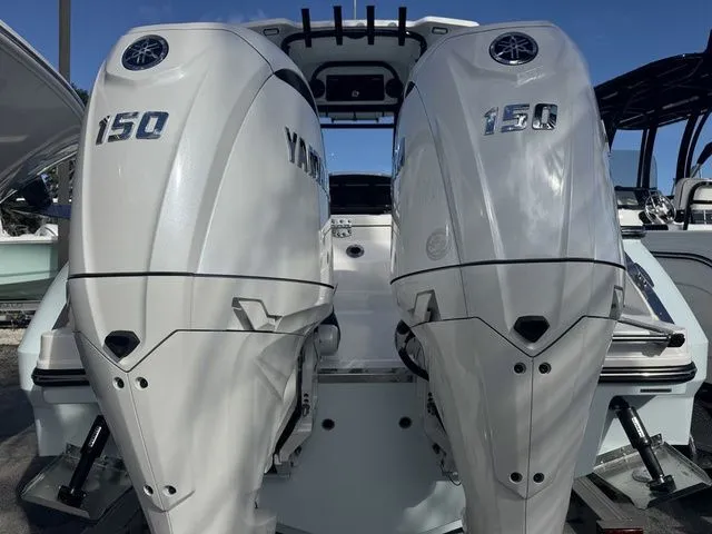 Slide: The Image of Robalo R250 Center Console 2026 - 8