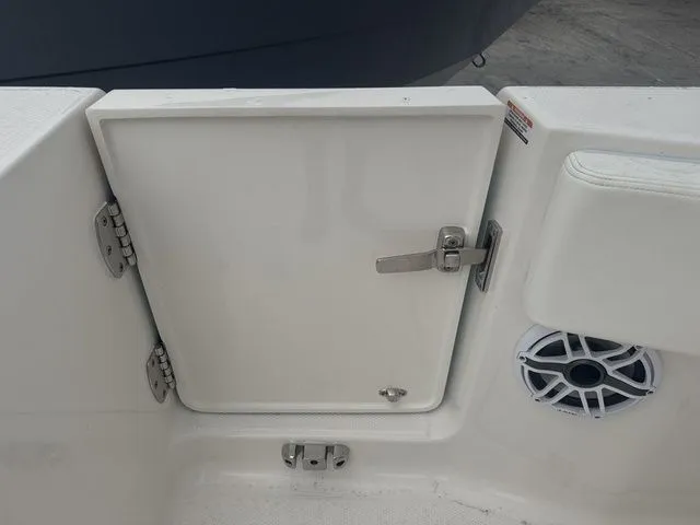 Slide: The Image of Robalo R300 Center Console 2025 - 10