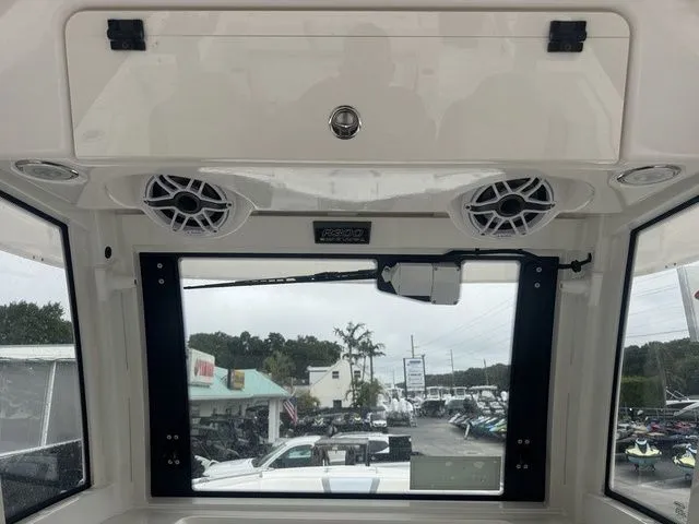 Slide: The Image of Robalo R300 Center Console 2025 - 17