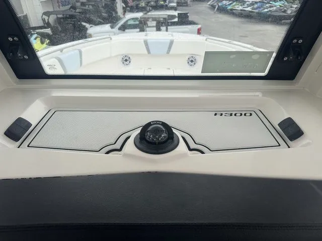 Slide: The Image of Robalo R300 Center Console 2025 - 18