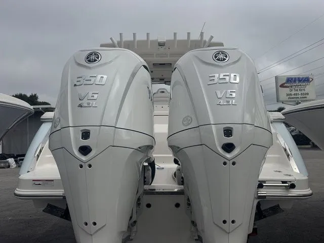 Slide: The Image of Robalo R300 Center Console 2025 - 3