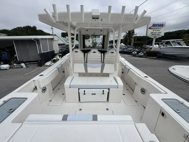 Slide: The Image of Robalo R300 Center Console 2025 - 4