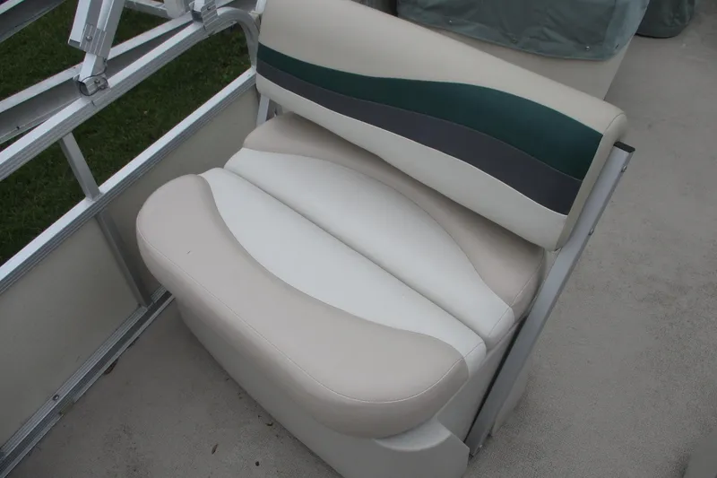 Slide: The Image of Bennington 21 boat seat, 2005 model, featuring beige and green upholstery. - 6
