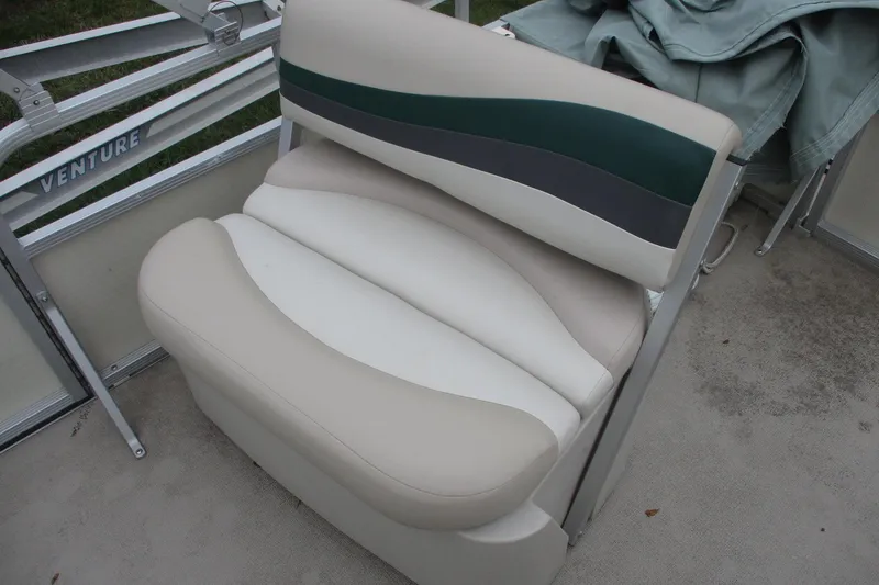 Slide: The Image of Bennington 21 boat seat, 2005 model, featuring beige and green upholstery. - 8