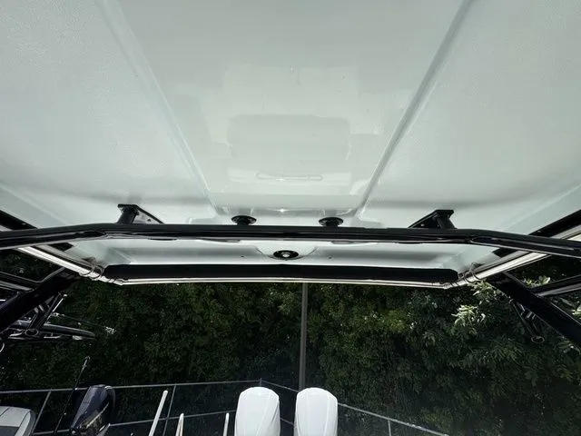 Slide: The Image of Robalo R317 Dual Console 2021 - 26