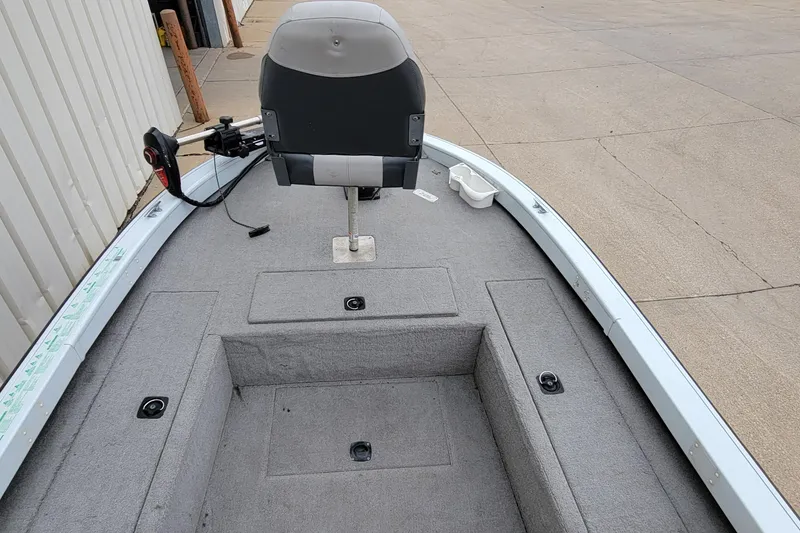 Slide: The Image of 1999 Ranger 107 Cherokee boat interior with gray carpet and seating. - 20