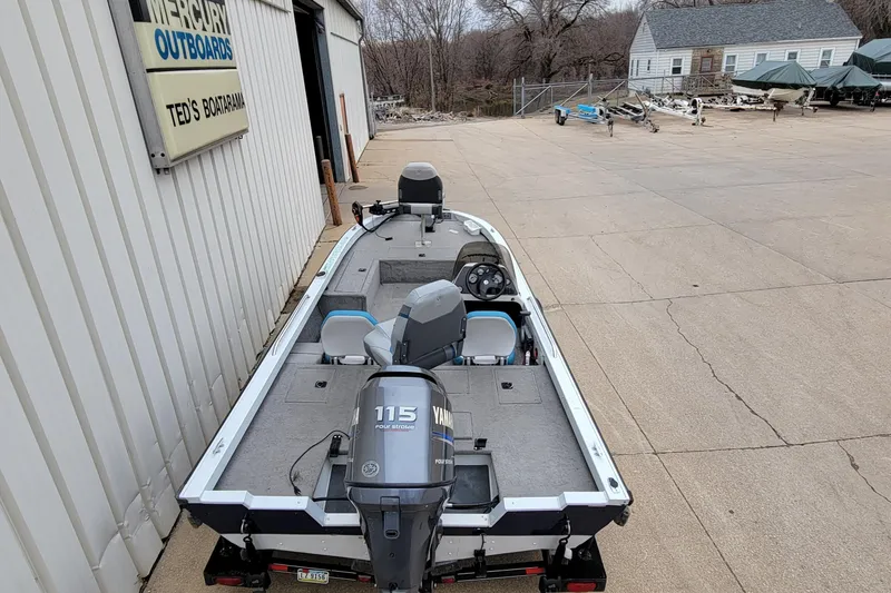 Slide: The Image of 1999 Ranger 107 Cherokee boat with Yamaha 115 engine at Ted's Boatarama. - 8