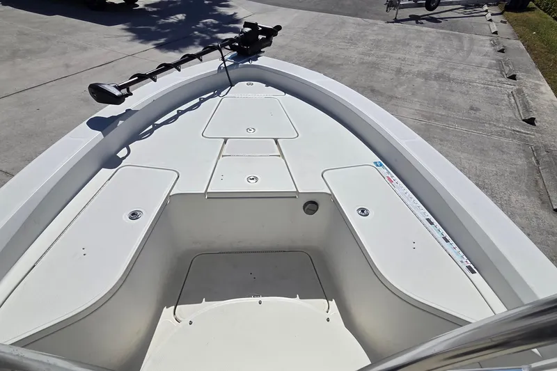 Slide: The Image of 2008 Hydra-Sports Bay Bolt 23 boat deck with storage compartments and trolling motor. - 3