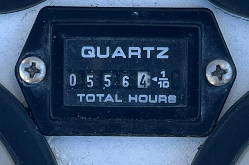 Slide: The Image of Hour meter showing 556.4 total hours on 2008 Skeeter ZX20 Bay boat. - 22