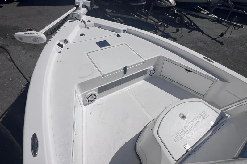 Slide: The Image of 2008 Skeeter ZX20 Bay boat deck with storage compartments and trolling motor. - 29