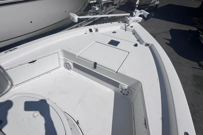 Slide: The Image of 2008 Skeeter ZX20 Bay boat deck with storage compartments and trolling motor. - 30