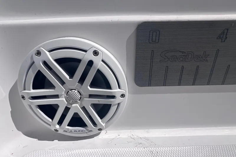 Slide: The Image of Speaker and SeaDek pad on 2008 Skeeter ZX20 Bay boat. - 33