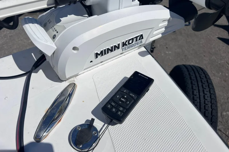 Slide: The Image of Minn Kota Terrova motor on 2008 Skeeter ZX20 Bay boat with remote control. - 36