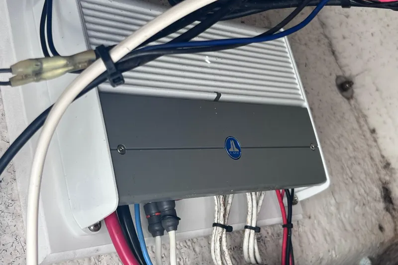 Slide: The Image of Electrical wiring and components inside a 2008 Skeeter ZX20 Bay boat. - 39