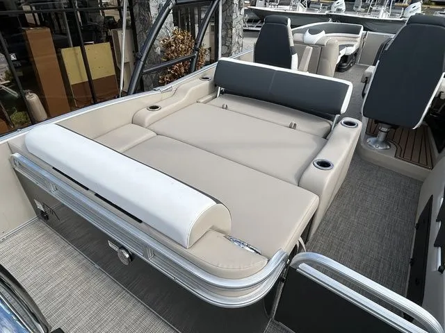 Slide: The Image of Avalon Catalina 2385 Versatile 2026 - 12