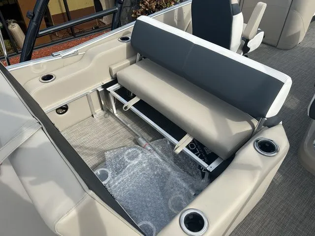 Slide: The Image of Avalon Catalina 2385 Versatile 2026 - 14