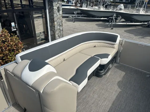 Slide: The Image of Avalon Catalina 2385 Versatile 2026 - 8