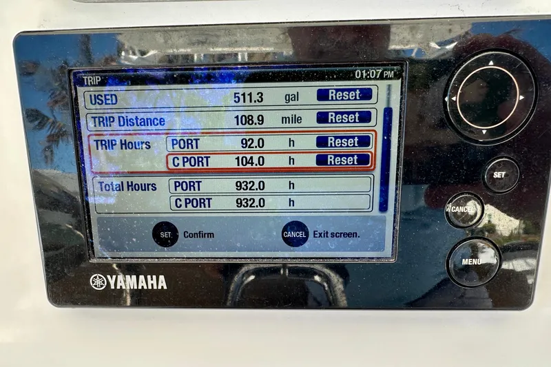 Slide: The Image of Yamaha display showing trip data for Everglades 325 Center Console, 2013 model. - 14