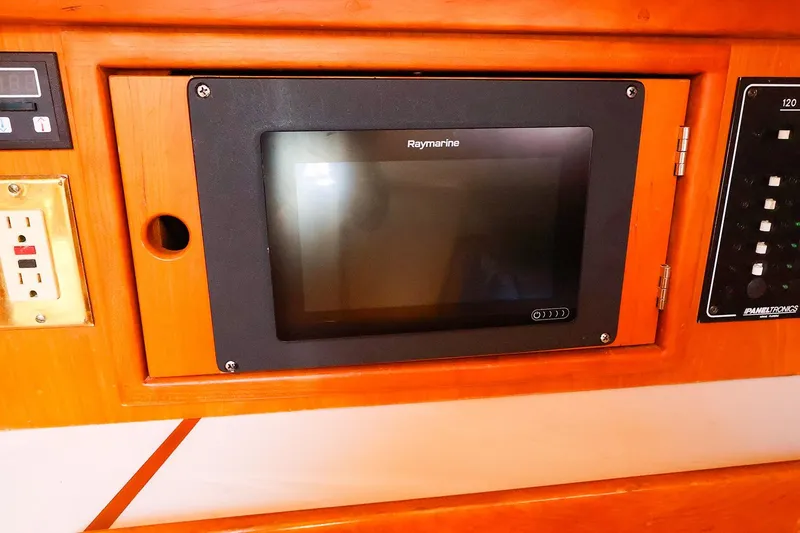 Slide: The Image of Raymarine navigation system on Tartan 3500, 1999 model, with control panel and outlet. - 38