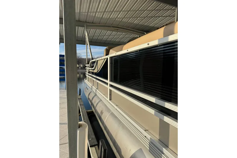 Slide: The Image of Control panel of a 2011 Crest 250SLR Caribbean with Poly Lift blower switch. - 31