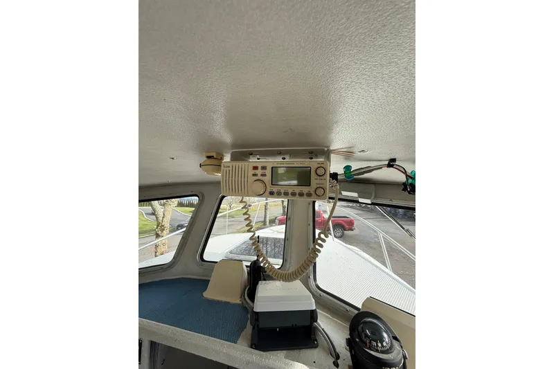 Slide: The Image of Interior of a 1999 SeaSport Seamaster 2700 boat with radio equipment. - 19