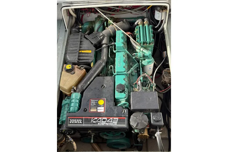 Slide: The Image of Volvo Penta engine in 1999 SeaSport Seamaster 2700 boat, detailed view. - 7