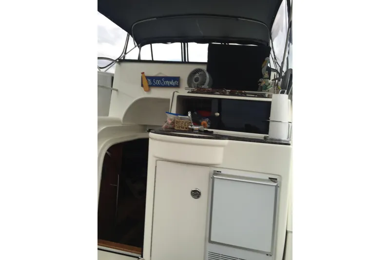 Slide: The Image of 2006 Meridian 408 Motoryacht interior with decor and amenities. - 11