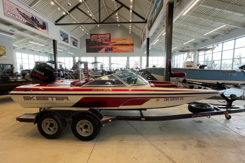 The Image of 2000 Skeeter SL 200 boat with Yamaha engine in showroom. - 0