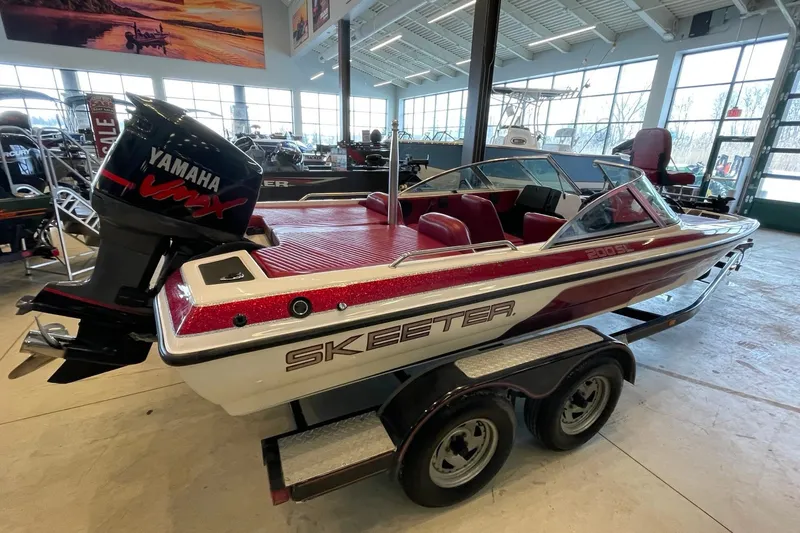 Slide: The Image of 2000 Skeeter SL 200 boat with Yamaha VMAX engine in showroom. - 1