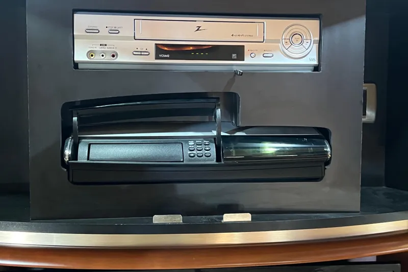 Slide: The Image of VHS player and stereo system in a 2005 Sea Ray 500 Sundancer yacht. - 32