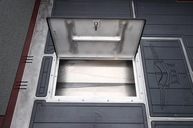 Slide: The Image of Open hatch on 2026 Hewescraft 240 Pacific Cruiser boat deck. - 22
