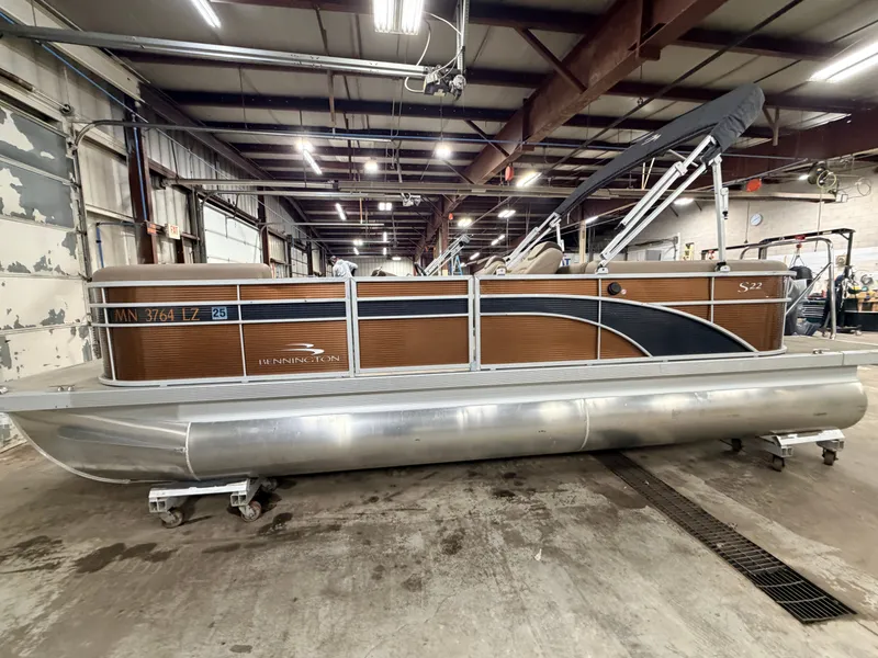 Slide: The Image of Bennington 22 SSR Quad Lounge Pontoon 2020 - 26