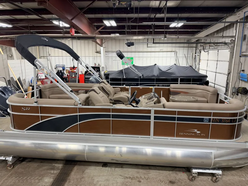 Slide: The Image of Bennington 22 SSR Quad Lounge Pontoon 2020 - 4