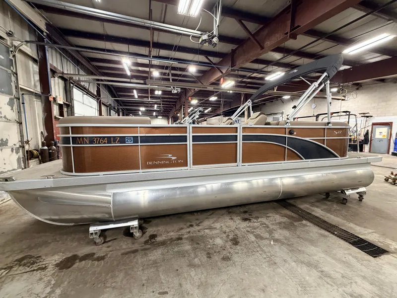 Slide: The Image of Bennington 22 SSR Quad Lounge Pontoon 2020 - 41