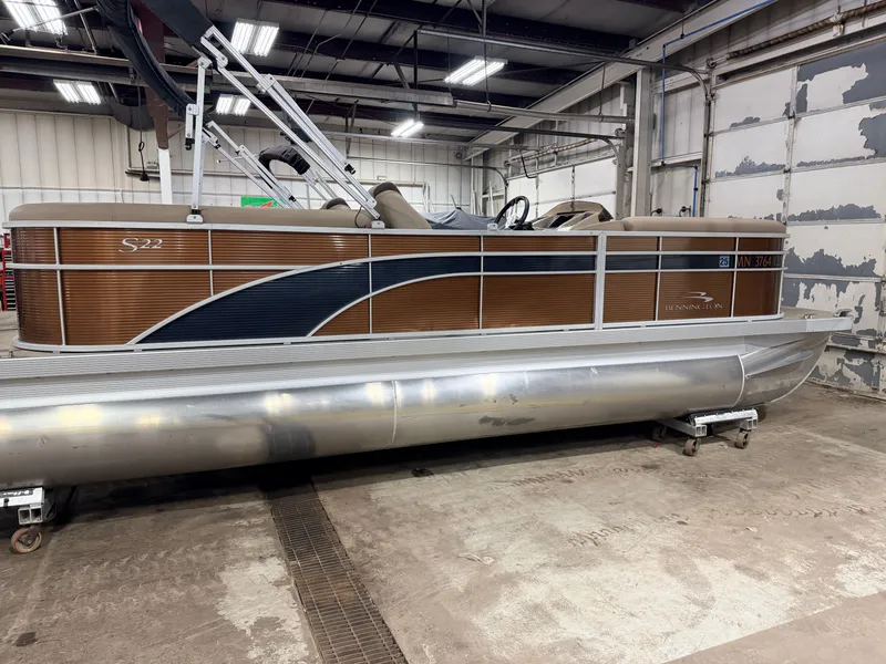 Slide: The Image of Bennington 22 SSR Quad Lounge Pontoon 2020 - 47