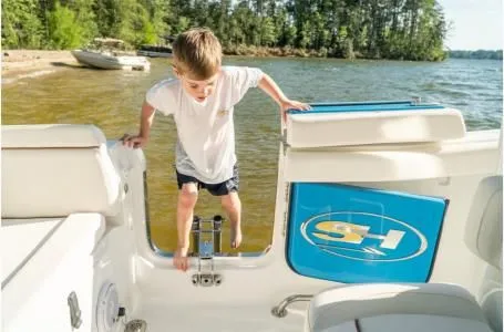 Slide: The Image of Sea Hunt Ultra 255 SE 2026 - 7