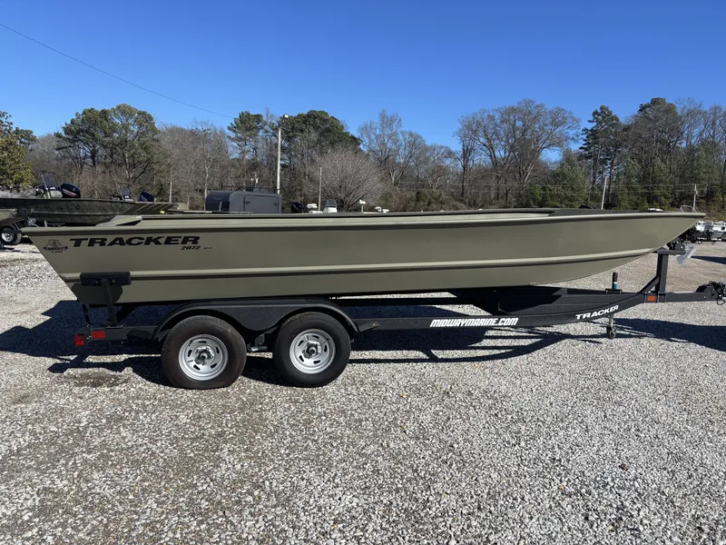 The Image of Tracker 2072 UTILITY 2026 - 1