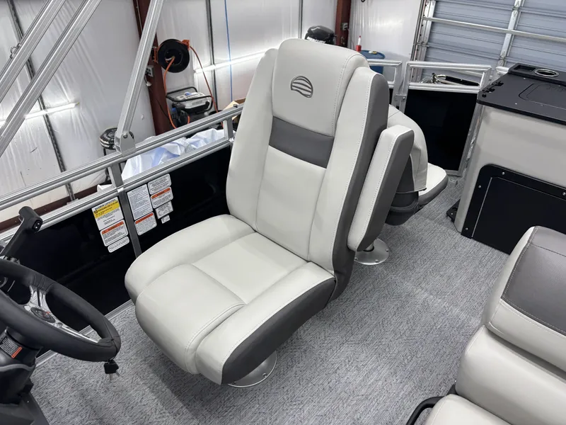 Slide: The Image of Sun Tracker Fishin' Barge 20 DLX 2026 - 15