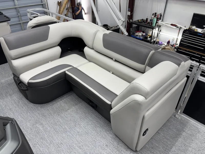 Slide: The Image of Sun Tracker Fishin' Barge 20 DLX 2026 - 16