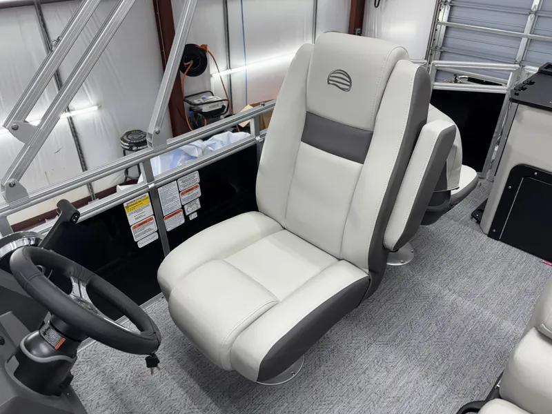 Slide: The Image of Sun Tracker Fishin' Barge 20 DLX 2026 - 17