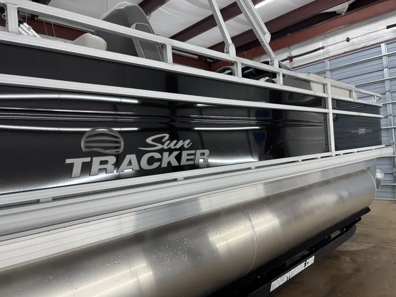 Slide: The Image of Sun Tracker Fishin' Barge 20 DLX 2026 - 9