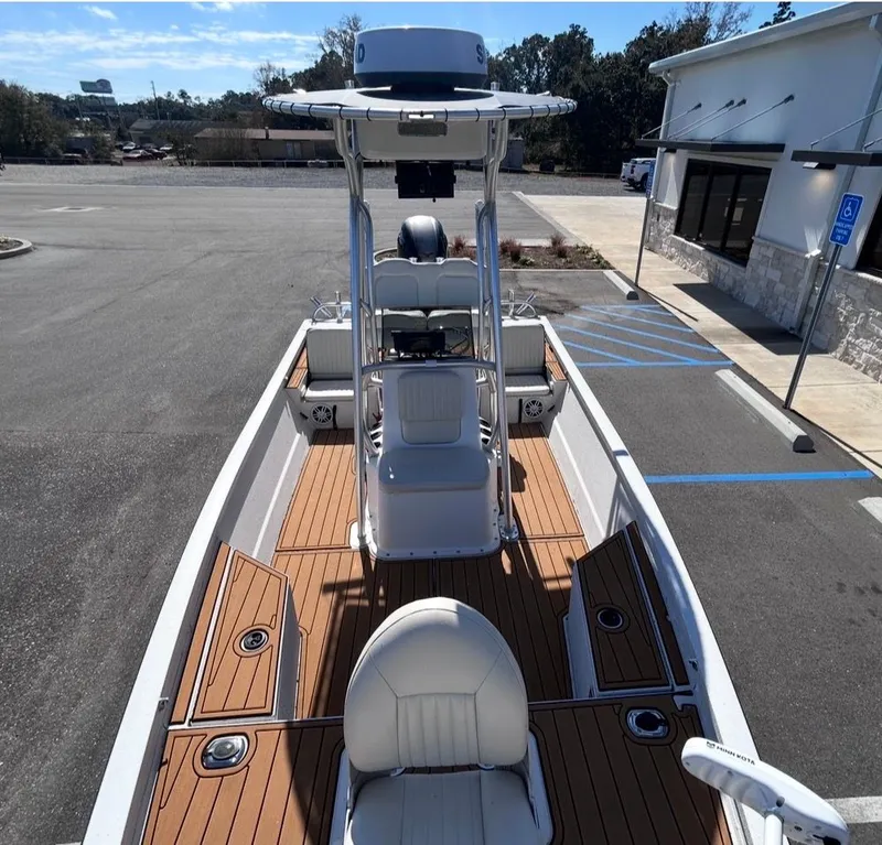 Slide: The Image of G3 Bay 20 DLX 2017 - 12