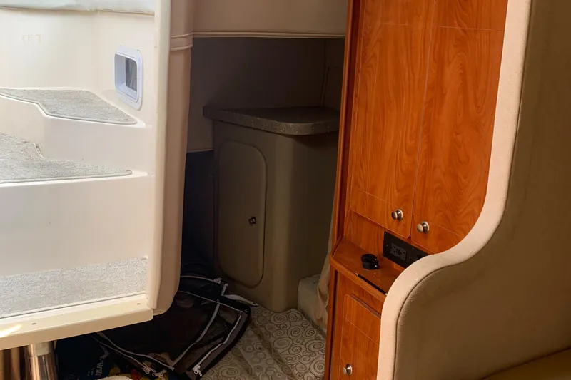 Slide: The Image of Interior of 2006 Rinker Fiesta Vee 300 yacht. - 8