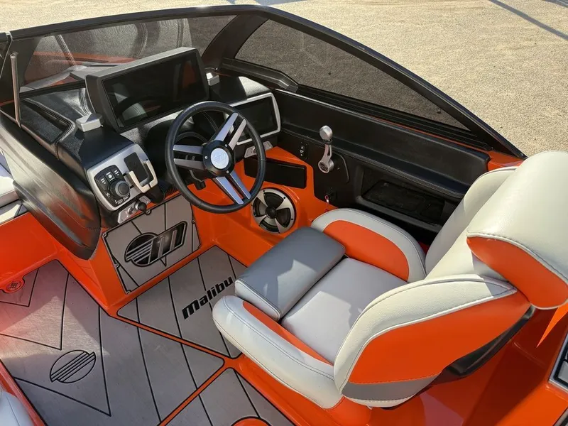 Slide: The Image of Malibu Wakesetter 25 LSV 2019 - 10