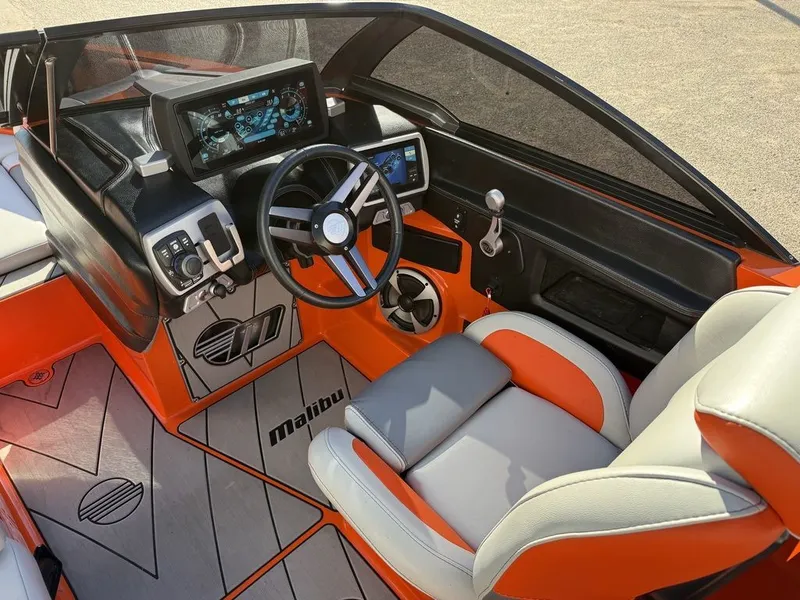 Slide: The Image of Malibu Wakesetter 25 LSV 2019 - 12