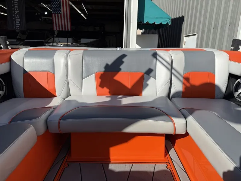 Slide: The Image of Malibu Wakesetter 25 LSV 2019 - 17