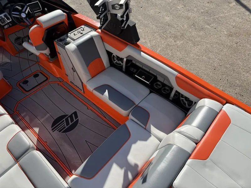 Slide: The Image of Malibu Wakesetter 25 LSV 2019 - 9