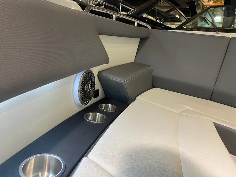 Slide: The Image of Cruisers 34 GLS 2023 - 10